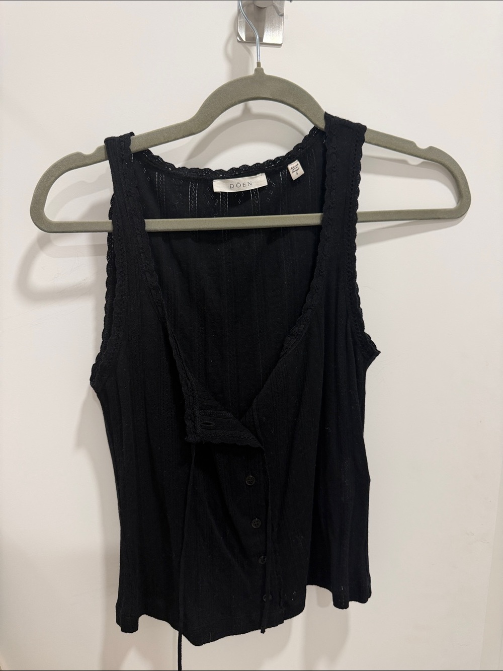 Doen Black Ribbed Scallop-Trim Button Tank